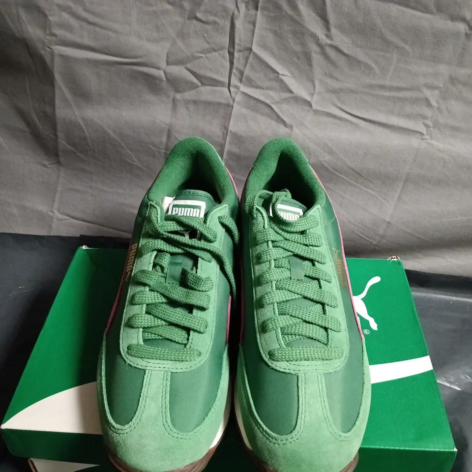 BOXED PAIR OF PUMA EASY RIDER VINTAGE SNEAKERS – GUK SIZE 8