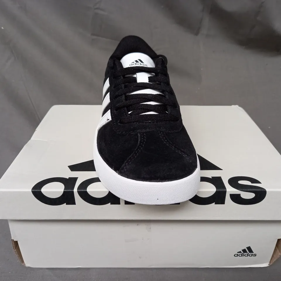 BOXED PAIR OF ADIDAS KIDS SHOES IN BLACK/WHITE UK SIZE 12