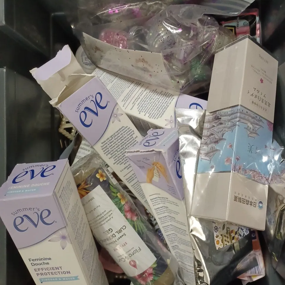 APPROXIMATELY 20 ASSORTED HEALTH & BEAUTY PRODUCTS TO INCLUDE SUMMER'S EVE FEMININE DOUCHE, VEGAN ESSENCE TONER, HERBAL ESSENCES INTENSIVE MASK ETC 