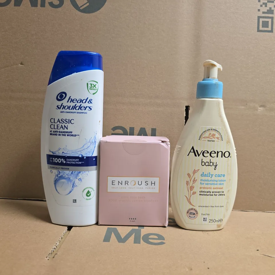 APPROXIMATELY 12 ASSORTED COSMETIC ITEMS TO INCLUDE AVEENO, HEAD & SHOULDERS, ETC - COLLECTION ONLY