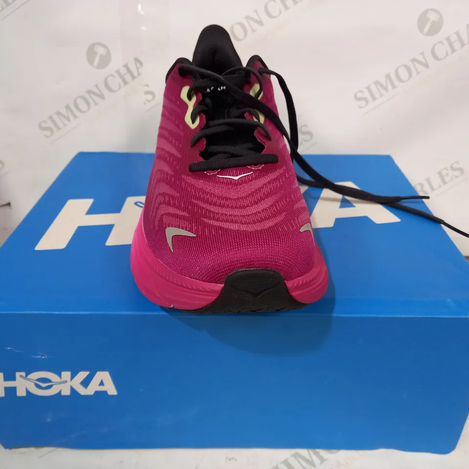 BOXED PAIR OF HOKA ARAHI 6 WIDE TRAINERS IN FUCHSIA UK SIZE 7