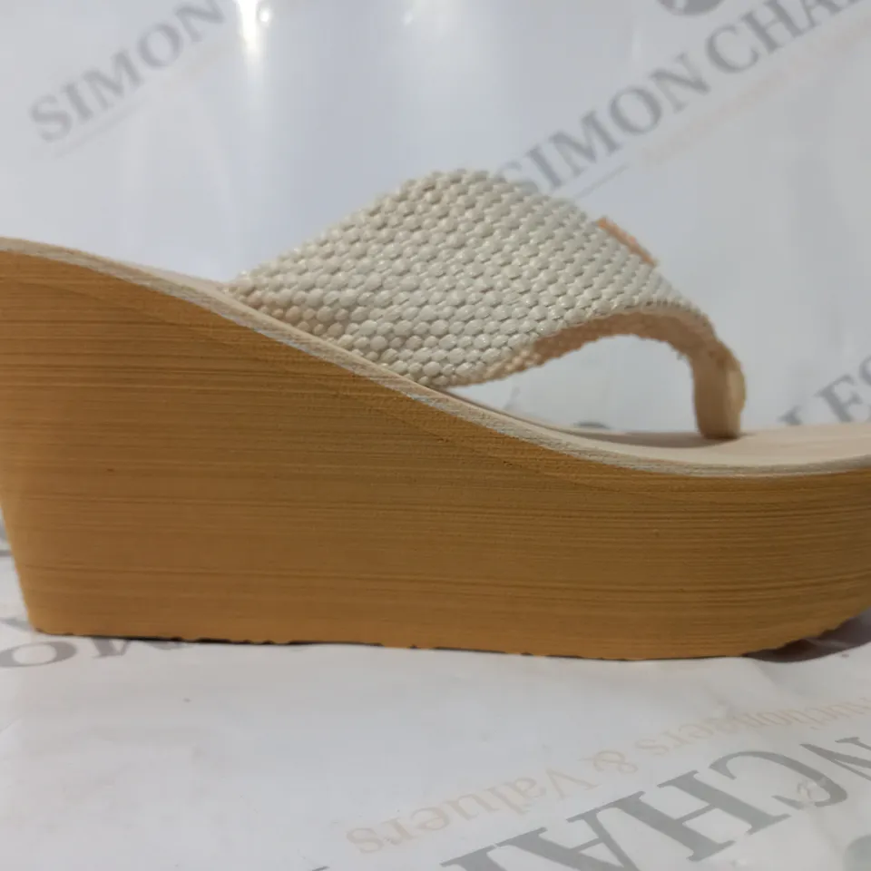BOXED PAIR OF ROCKET DOG WEDGE DIVER FLIP FLOP IN CREAM UK SIZE 4