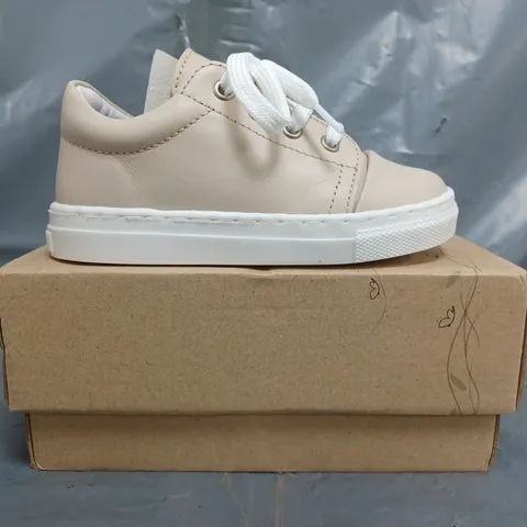BOXED PAIR OF BORBOLETA INFANT SHOES IN BEIGE SIZE EU 23