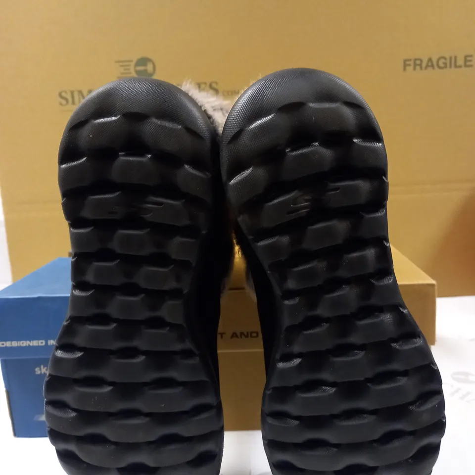 SKETCHERS ON THE GO JOY MID BOOT SIZE 5.5