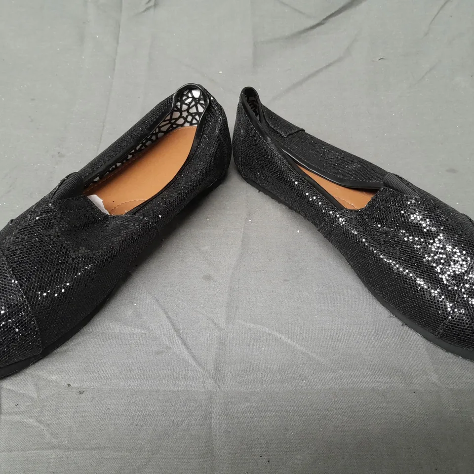 BOX OF APPROXIMATELY 15 BOXED PAIRS OF DESIGNER SLIP-ON SHOES IN BLACK W. GLITTER EFFECT - VARIOUS SIZES