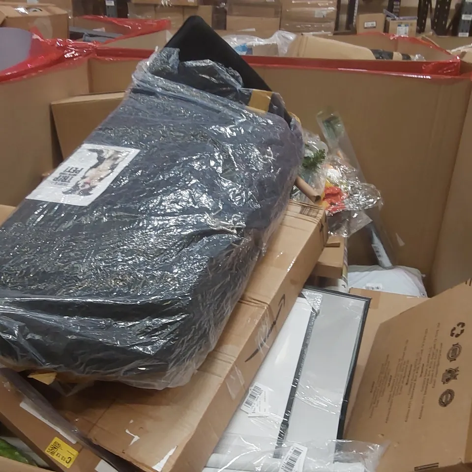 PALLET CONTAINING ASSORTED ITEMS TO INCLUDE: KIDS SCOOTER, STEP STOOLS, RICE COOKER, ELECTRIC SCALE ECT