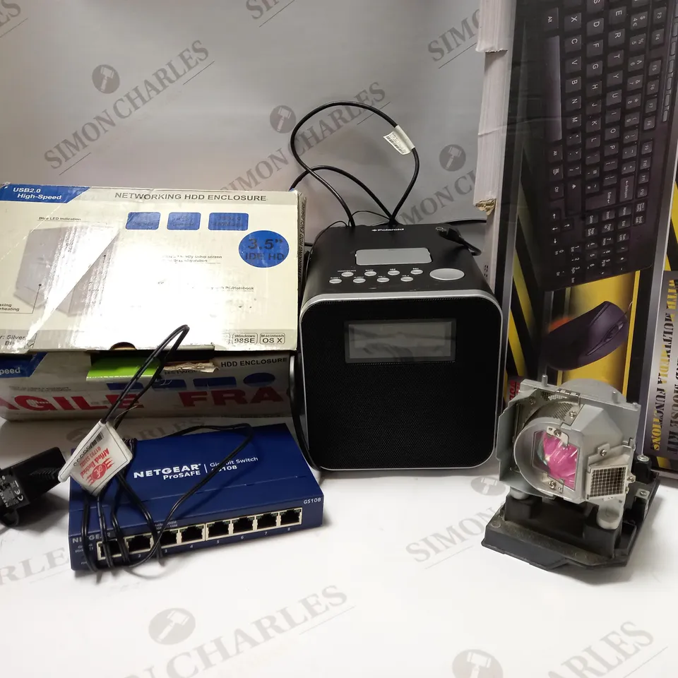 LOT OF APPROX 6 ASSORTED ELECTRICAL ITEMS TO INCLUDE BUILDER KEYBOARD, NETGEAR GIGABIT SWITCH, PROJECTOR LAMP, ETC