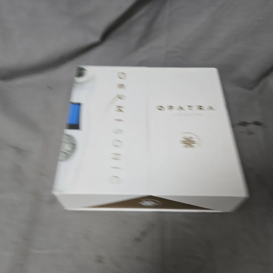 FACE CARE DEVICE IN WHITE BOXED PACKAGING WITH ACCESSORIES 