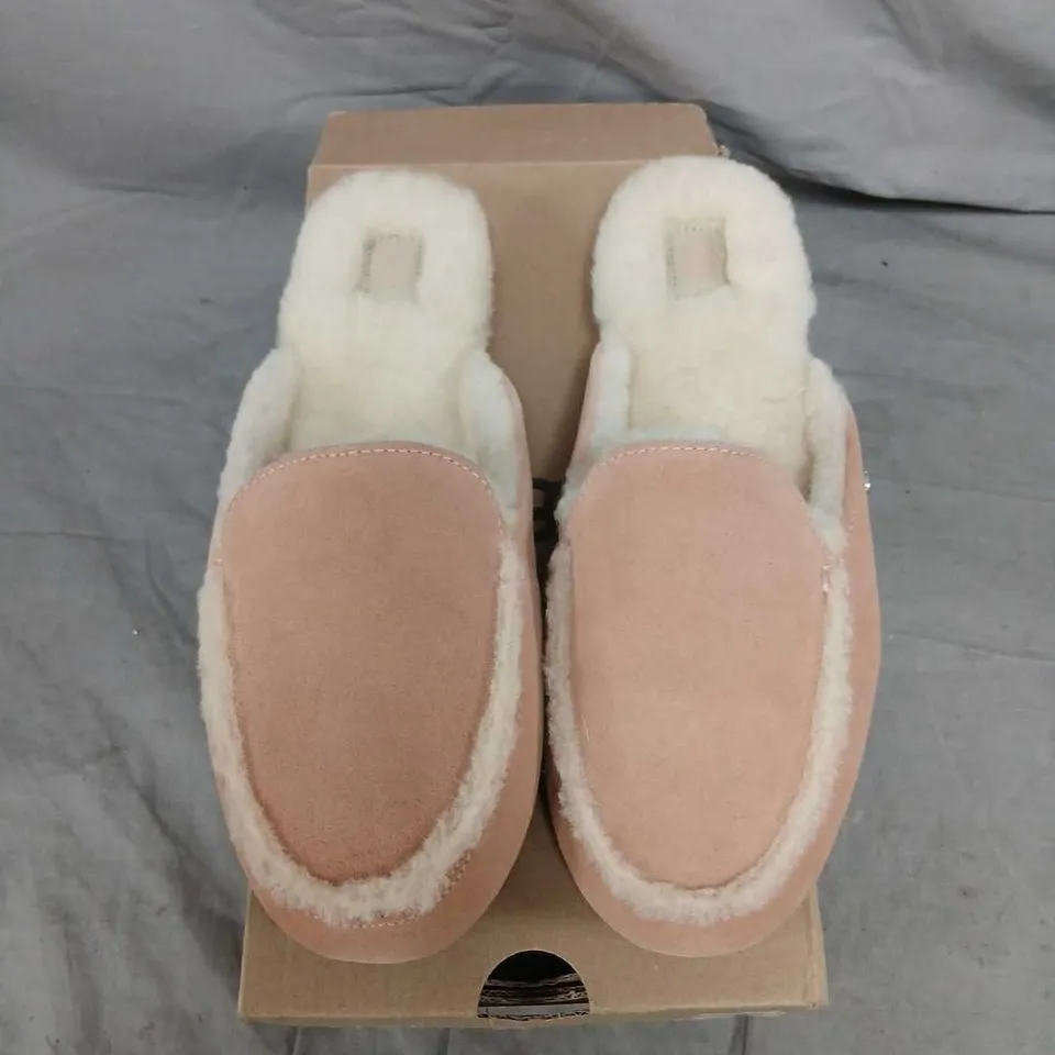 UGG PINK SUEDE SLIPPERS WITH WHITE SHEARLING – UK 7 (US 10)