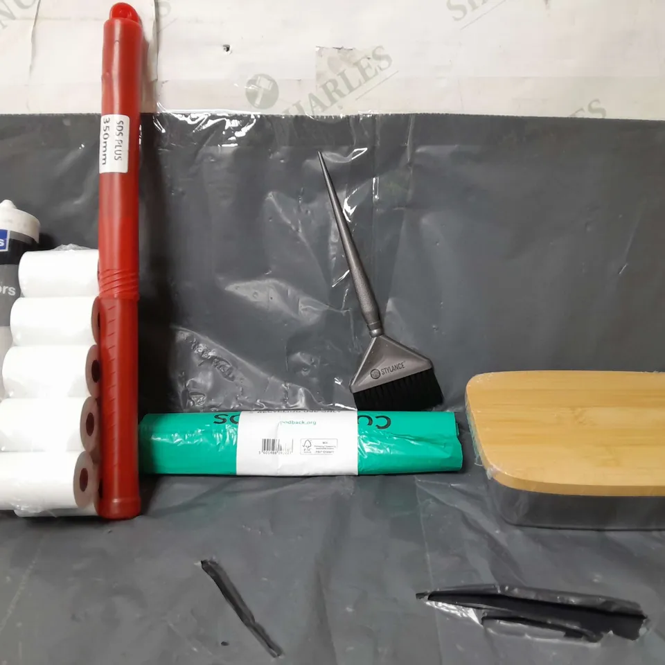 BOX OF APPROXIMATELY 14 ASSORTED ITEMS TO INCLUDE - PLASTIC TUB , STYLANCE BRUSH , WICKES DECORATORS CAULK ETC