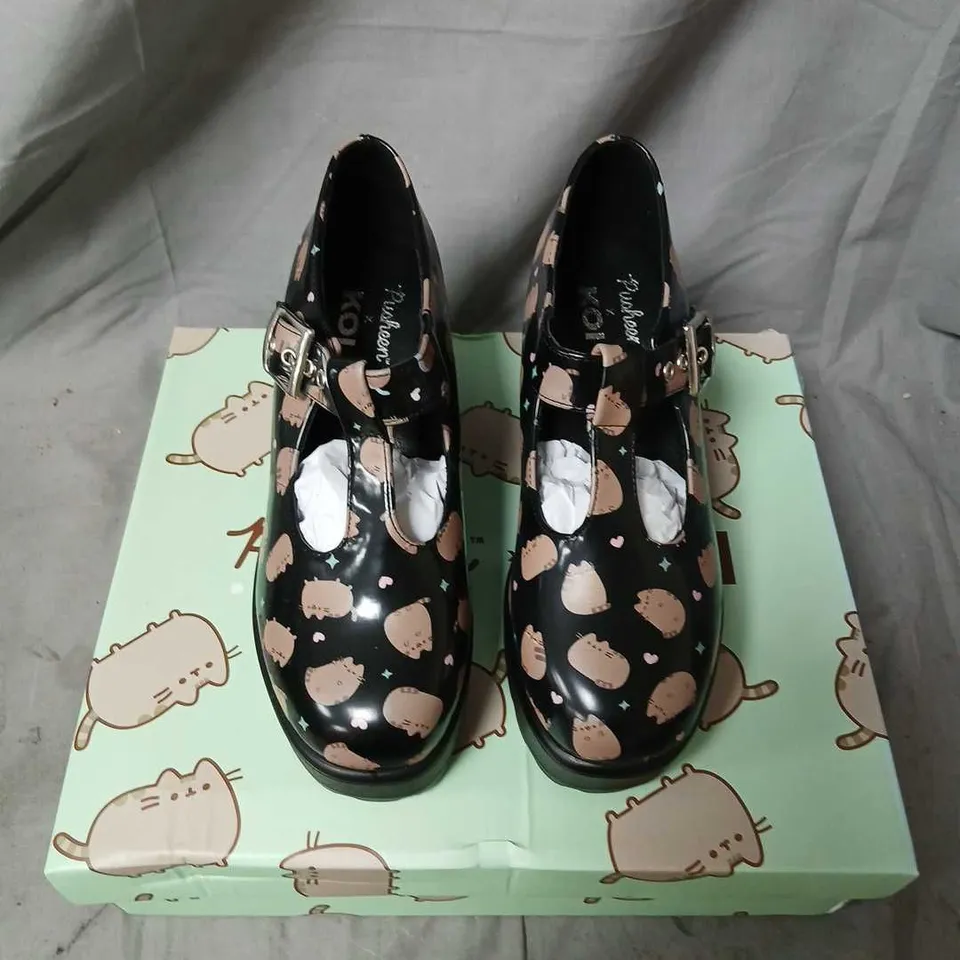 PUSHEEN X KOI MARY JANES – BLACK PATENT PLATFORM SHOES, UK 5 (ND356P)