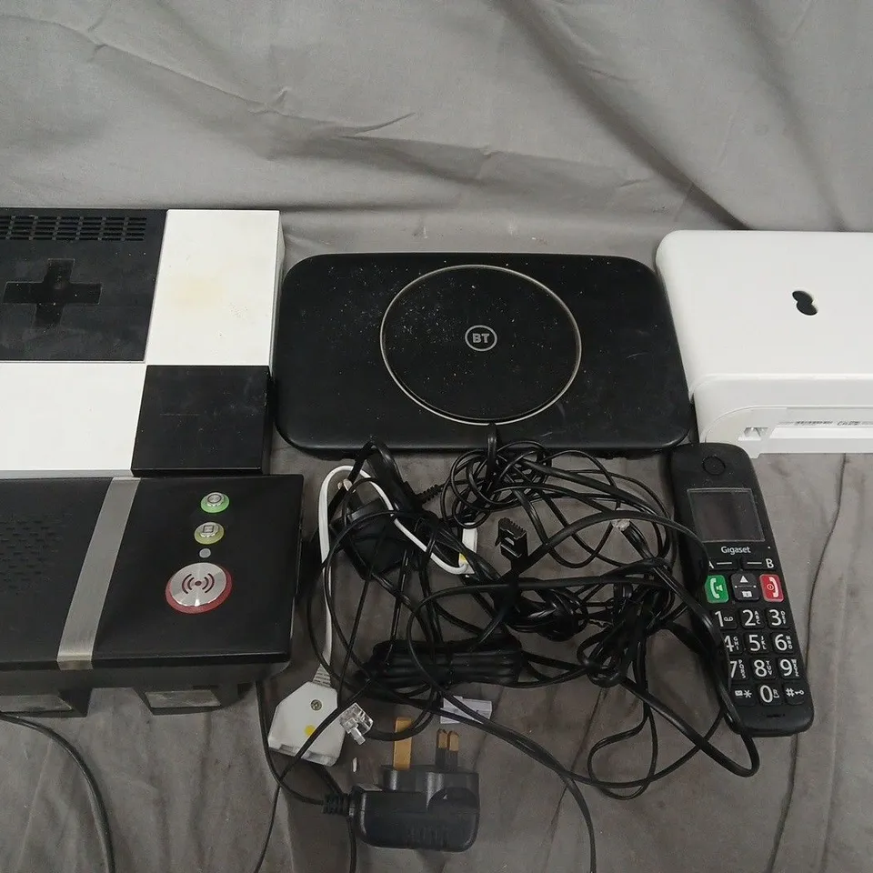 APPROXIMATELY 20 ASSORTED HOUSEHOLD ITEMS TO INCLUDE ASSORTED CABLES, BT BOX AND EE BOX