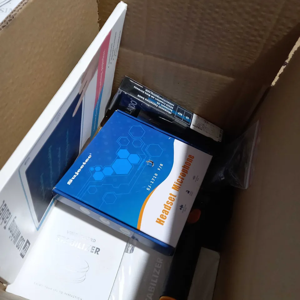 BOX OF APPROXIMATELY 5 ITEMS TO INCLUDE VINYL RECORD STABILIZERS, WATER GUN, HEADSET MICROPHONE ETC