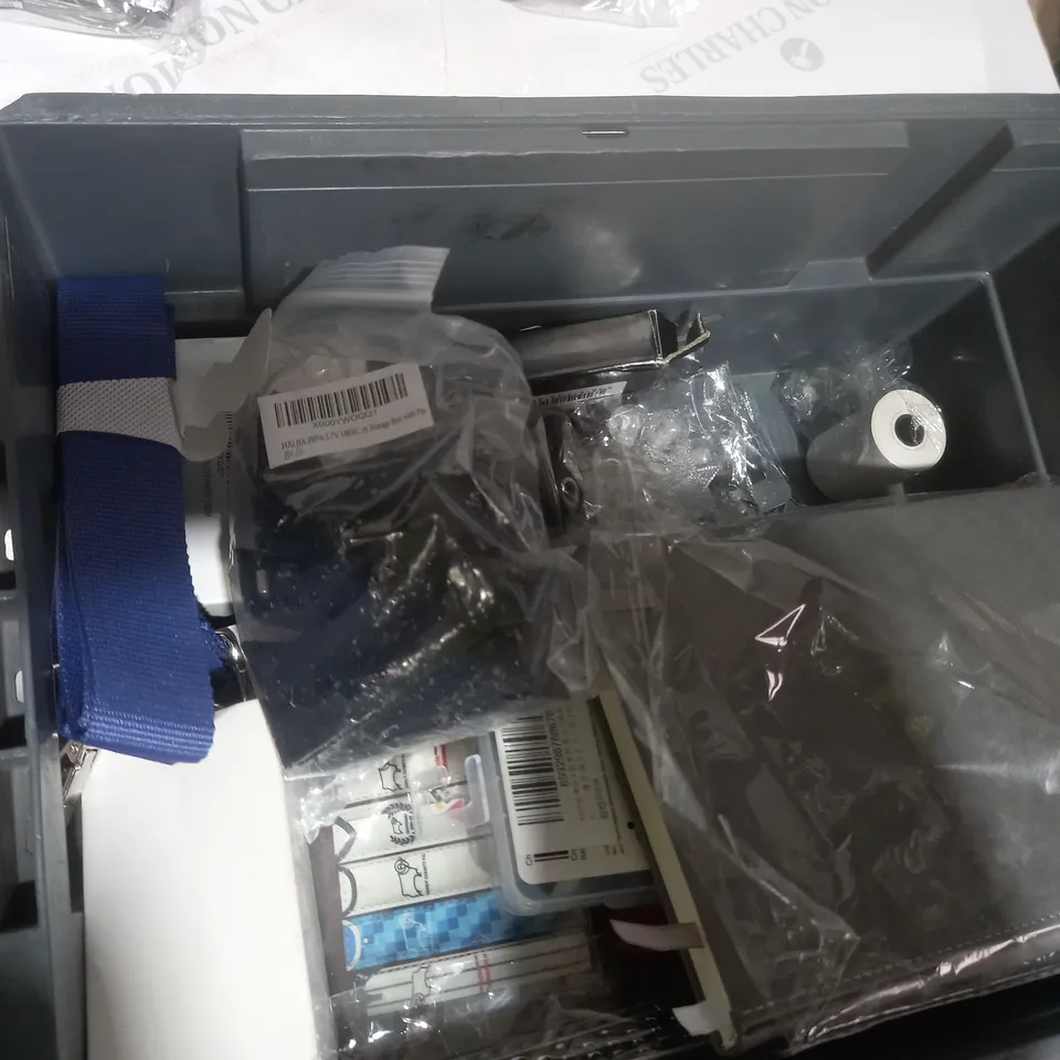 TOTE OF APPROXIMATELY 16 ASSORTED ITEMS TO INCLUDE A DOG LEAD, PLAIN CD SET AND A REMOTE