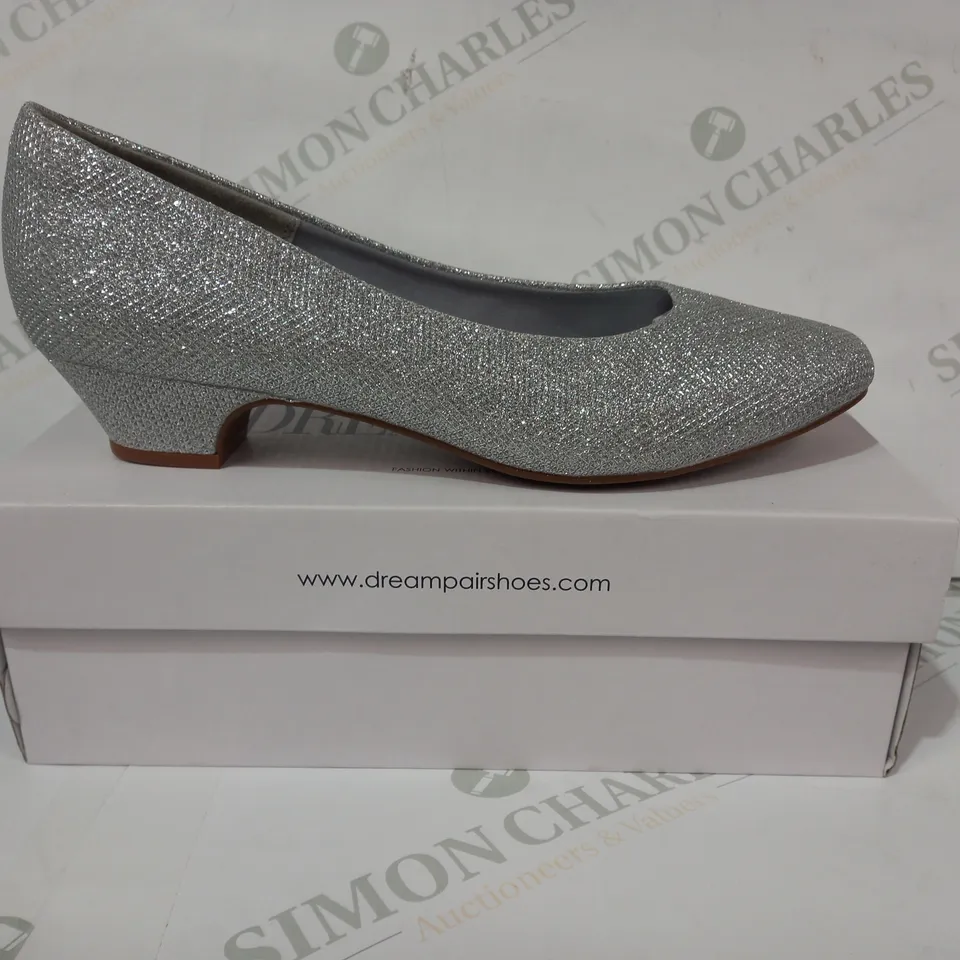 BOXED PAIR OF DREAM PAIRS MILA LOW HEEL SLIP-ON SHOES IN METALLIC SILVER COLOUR W. GLITTER EFFECT SIZE 8.5