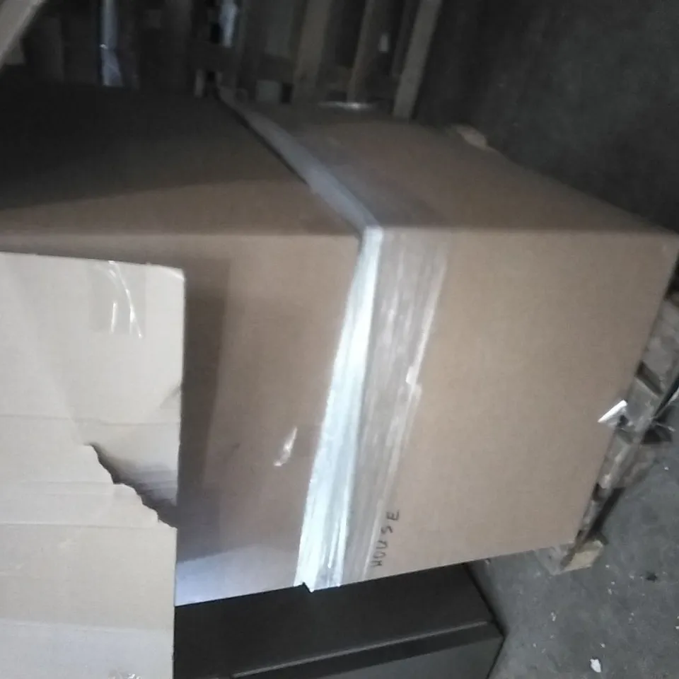 PALLET CONTAINING A LARGE QUANTITY OF CUSHIONS