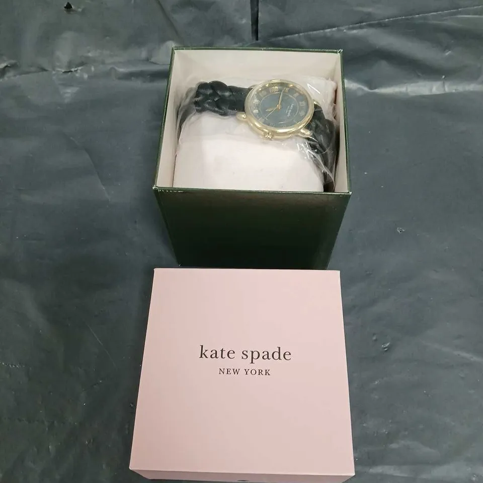 BOXED KATE SPADE NEW YORK LILY AVENUE BLACK LEATHER PLAIT STRAP WATCH IN GOLD