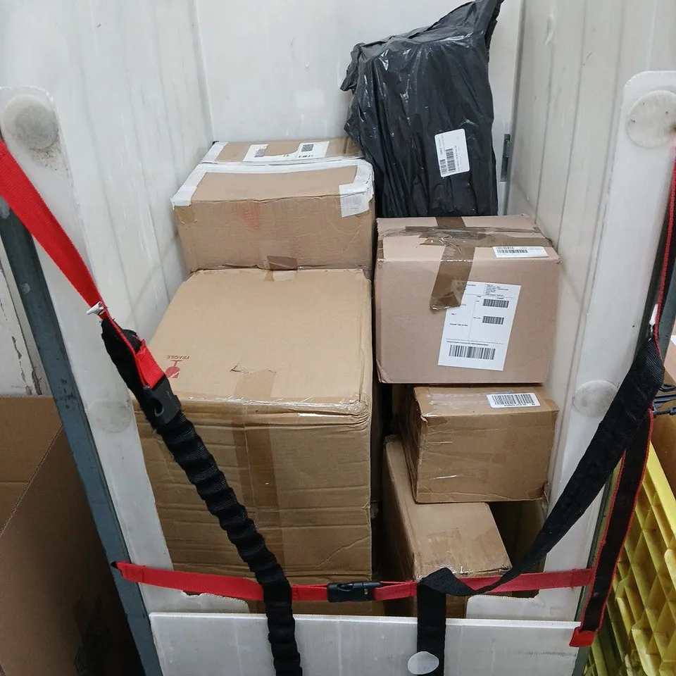 CAGE OF APPROXIMATELY 8 ASSORTED HOUSEHOLD ITEMS TO INCLUDE - GARDEN PLANTER, GARDEN SOLAR LIGHTS, AND SLOW COOKER ETC. - COLLECTION ONLY