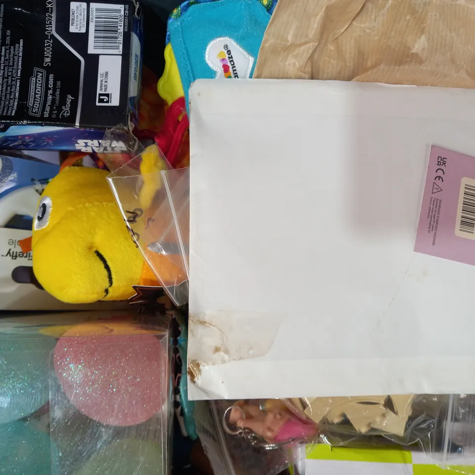 LOT OF APPROXIMATELY 10 ASSORTED TOYS AND GAMES TO INCLUDE PLAYING CARDS, SNOWMAN PAIRS, ETC