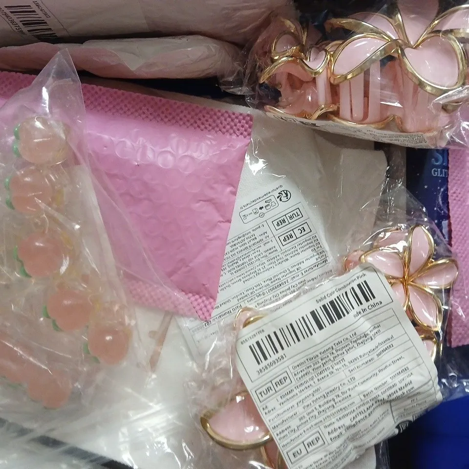 APPROXIMATELY 10 ASSORTED COSMETIC ITEMS INCLUDING VARIOUS MAKES AND BRANDS - COLLECTION ONLY