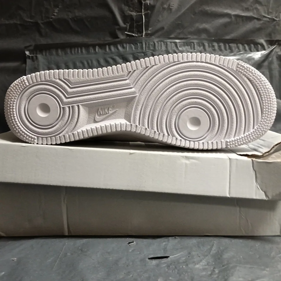 BOXED PAIR OF NIKE AIR FORCE 1 '07 TRAINERS IN WHITE/BLACK SIZE UK 9