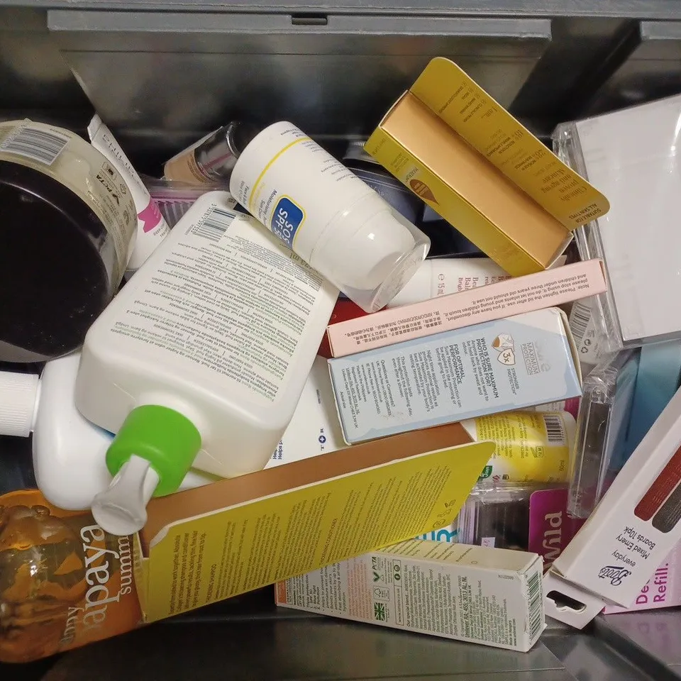 BOX OF APPROX 20 ASSORTED HEALTH AND BEAUTY ITEMS TO INCLUDE - CERAVE HYDRATING CLEANSER - OILATUM BATH FORMULA - TRESEMME PRO PURE CURL HYDRATION ECT 