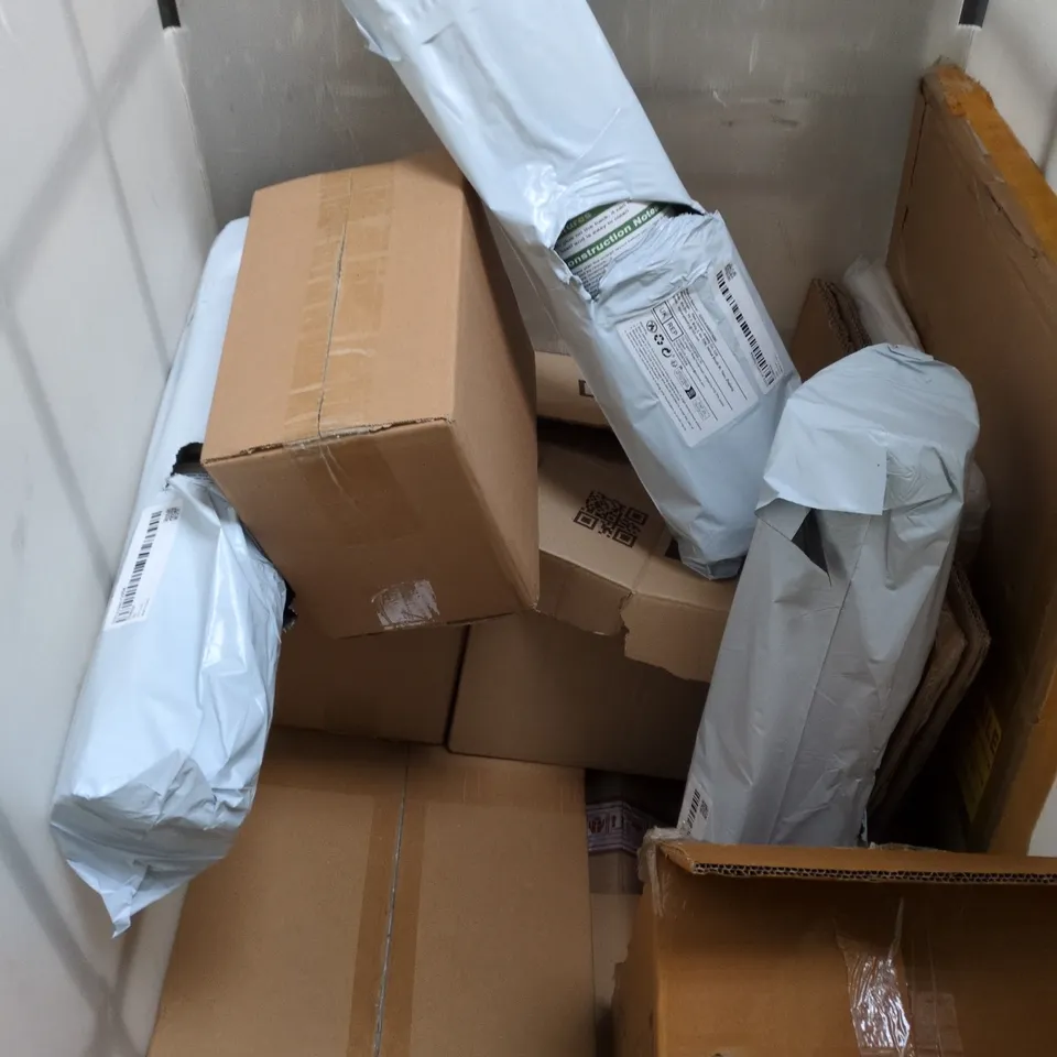 CAGE OF APPROXIMATELY 15 ASSORTED HOUSEHOLD ITEMS TO INCLUDE - PAIR OF PILLOWS - SELF ADHESIVE WALL STICKERS AND A PINK CUSHION - COLLECTION ONLY