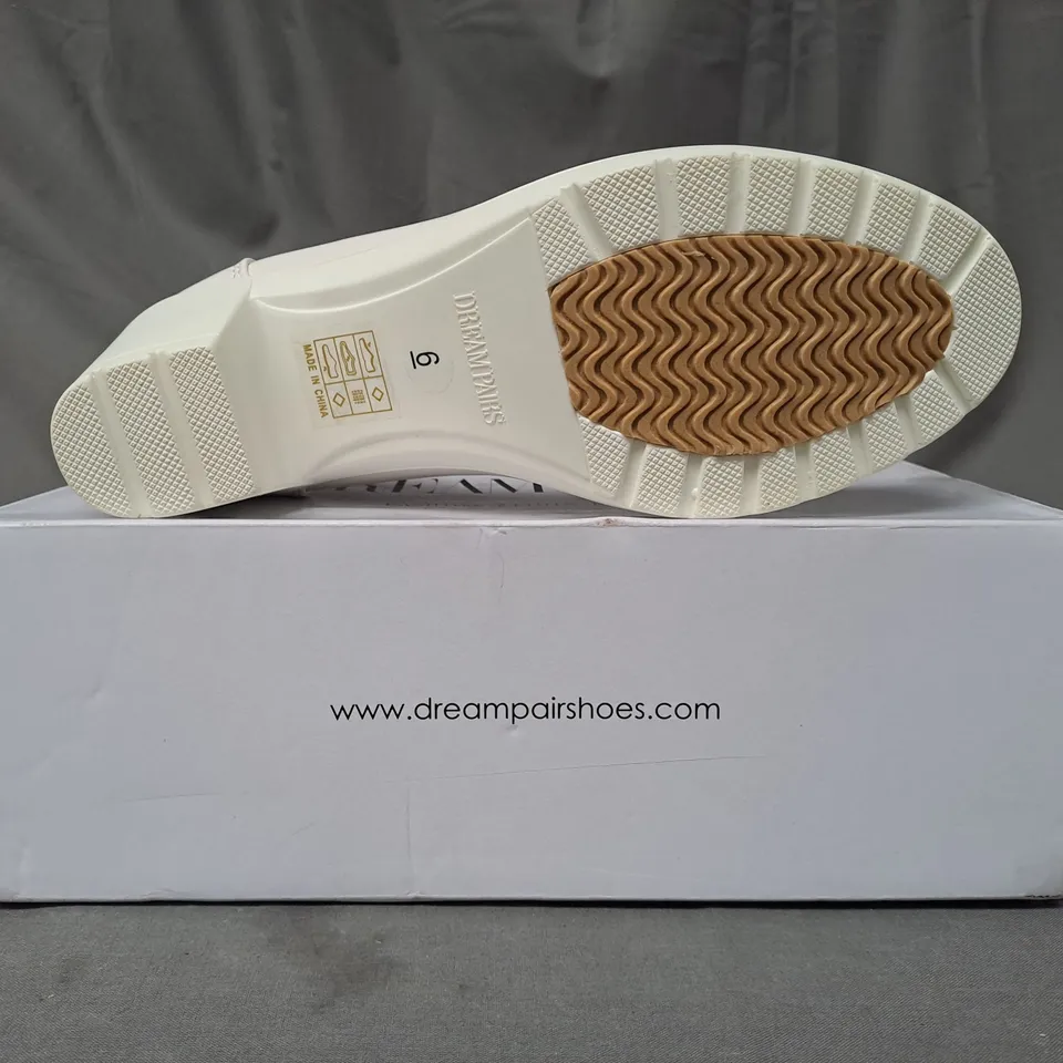 BOXED PAIR OF DREAM PAIRS BLOCK HEEL SLIP-ON SHOES IN WHITE UK SIZE 4