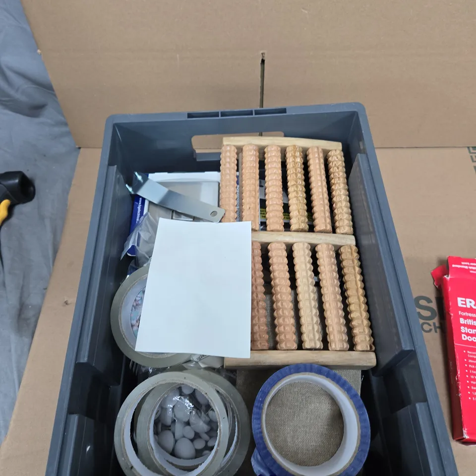 TOTE OF APPROXIMATELY 15 ASSORTED ITEMS TO INCLUDE: ERA STANDARD BRITISH LOCK