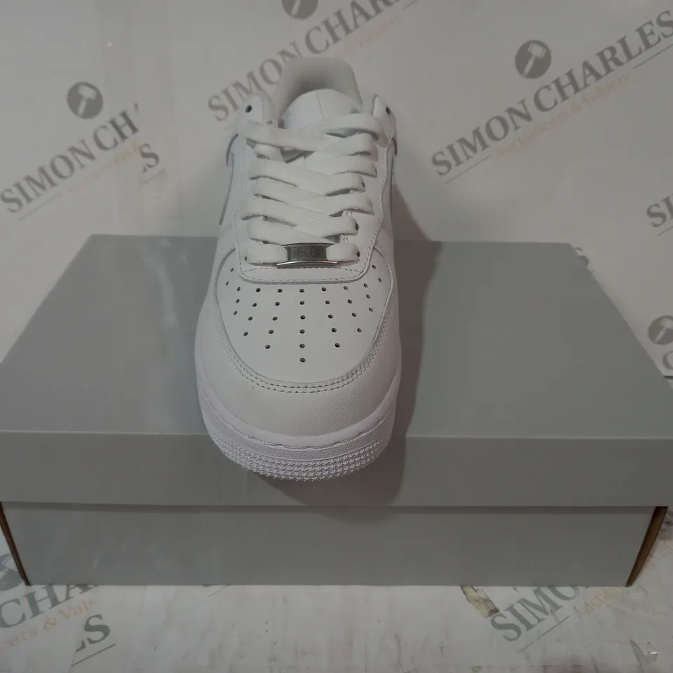 BOXED PAIR OF NIKE AIR FORCE 1 '07 SHOES IN WHITE UK SIZE 7