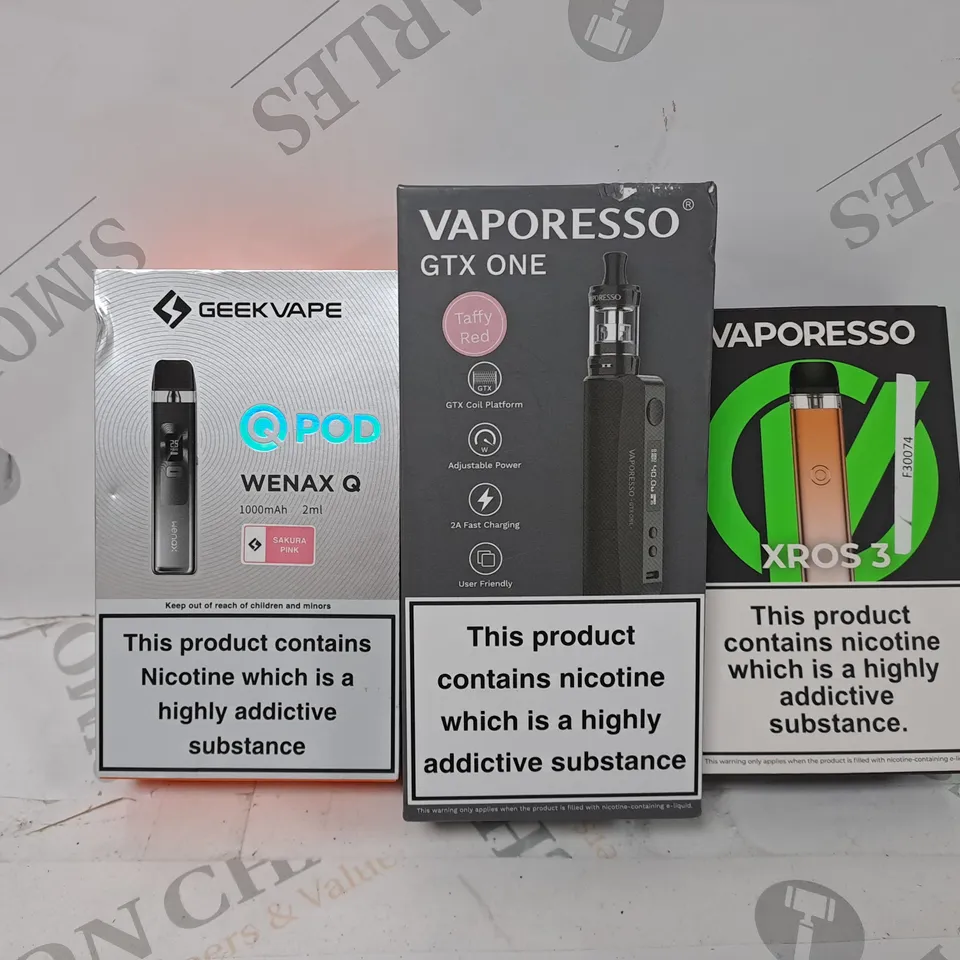 APPROXIMATELY 20 VAPES & E-CIGARETTES TO INCLUDE - VAPORESSO XROS 3 - GEEK VAPE POD Q - VAPORESSO GTX ONE ECT