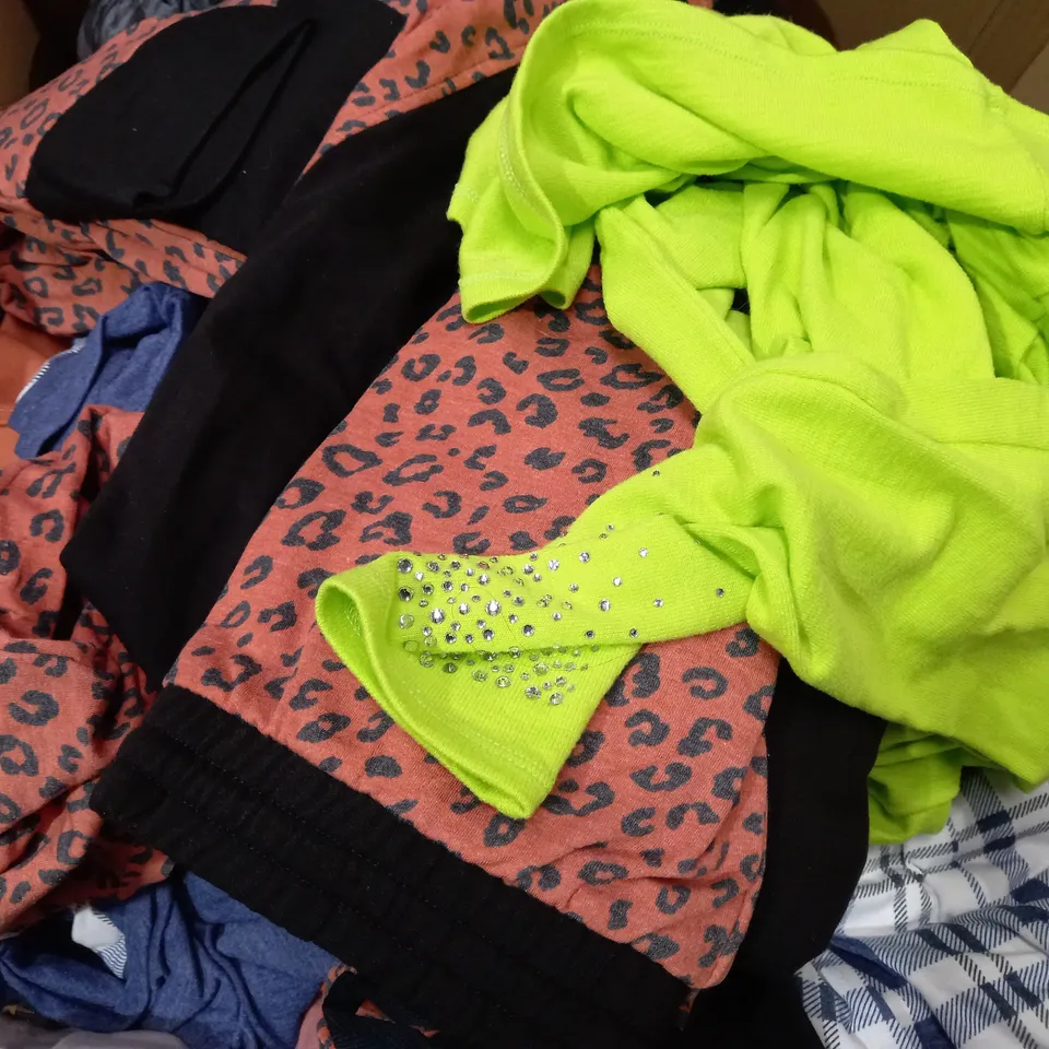 BOX OF APPROX 30 ASSORTED CLOTHING ITEMS TO INCLUDE - TOPS & TROUSERS 