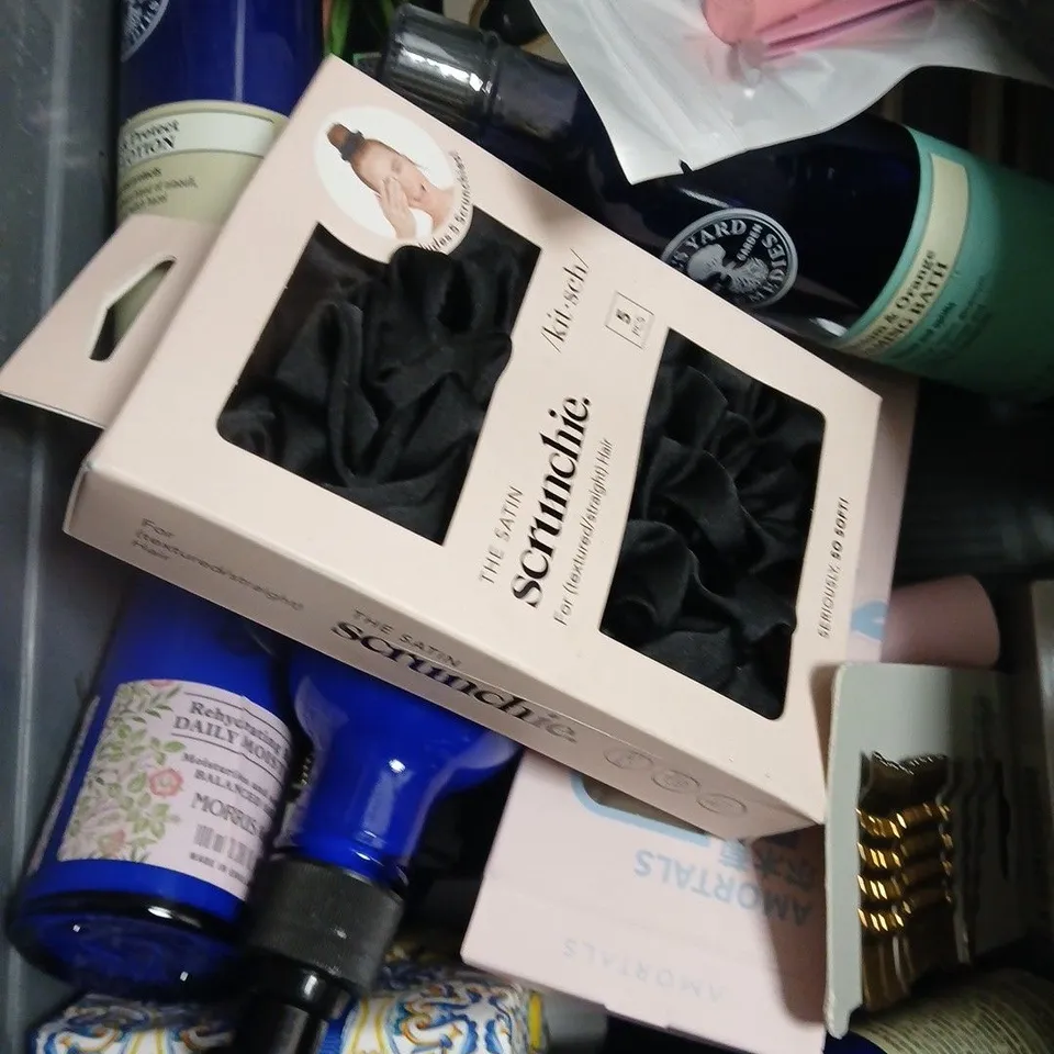 APPROXIMATELY 15 ASSORTED HEALTH & BEAUTY PRODUCTS TO INCLUDE LIVE HAIR COLOUR, ENRICHING CREAM, BODY WASH ETC 