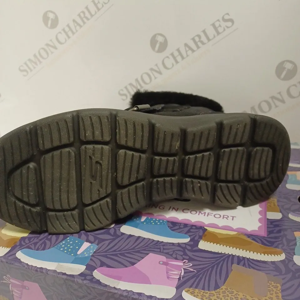 BOXED SKECHERS GLACIAL BOOTS, BLACK - SIZE 4.5