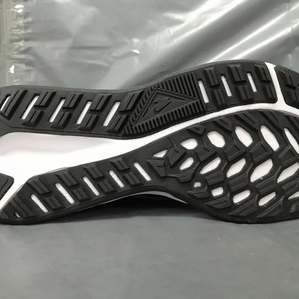 BOXED PAIR OF NIKE JUNIPER TRAIL SHOES IN BLACK/WHITE UK SIZE 6.5