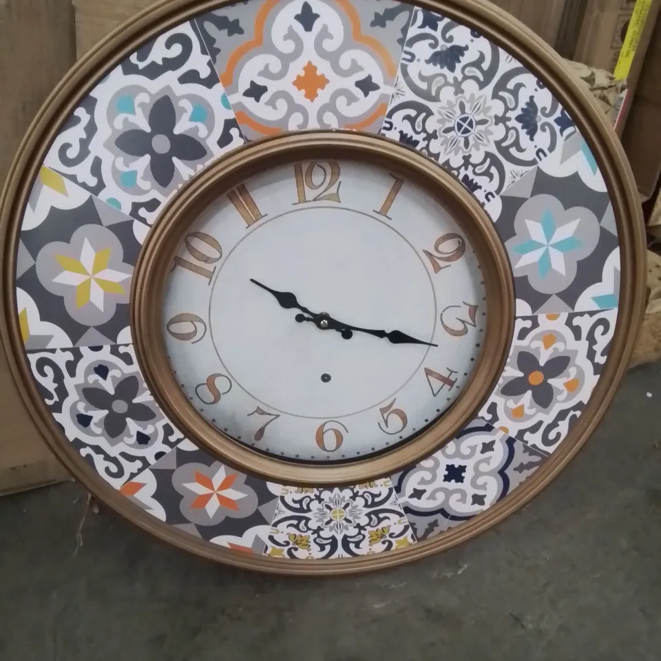 BOXED SWAM METAL WALL CLOCK