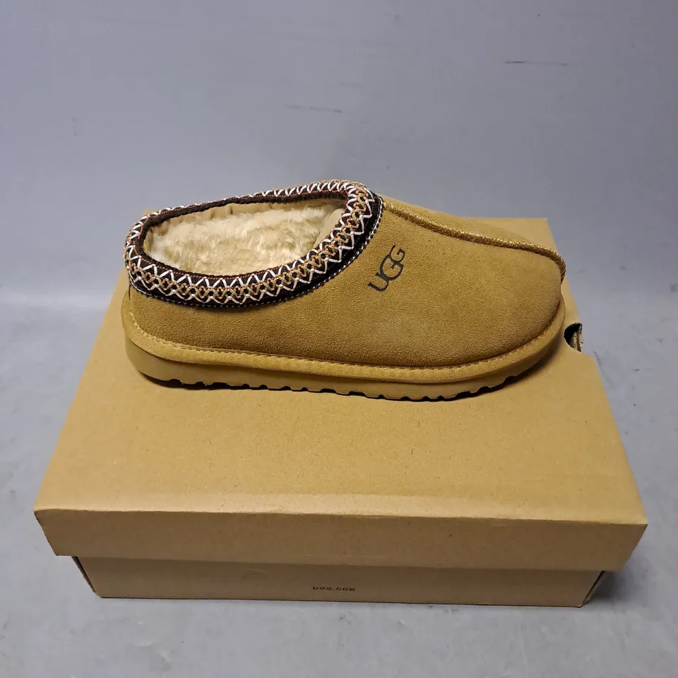 BOXED PAIR OF UGG DAKOTA SHOE IN BROWN SIZE 4