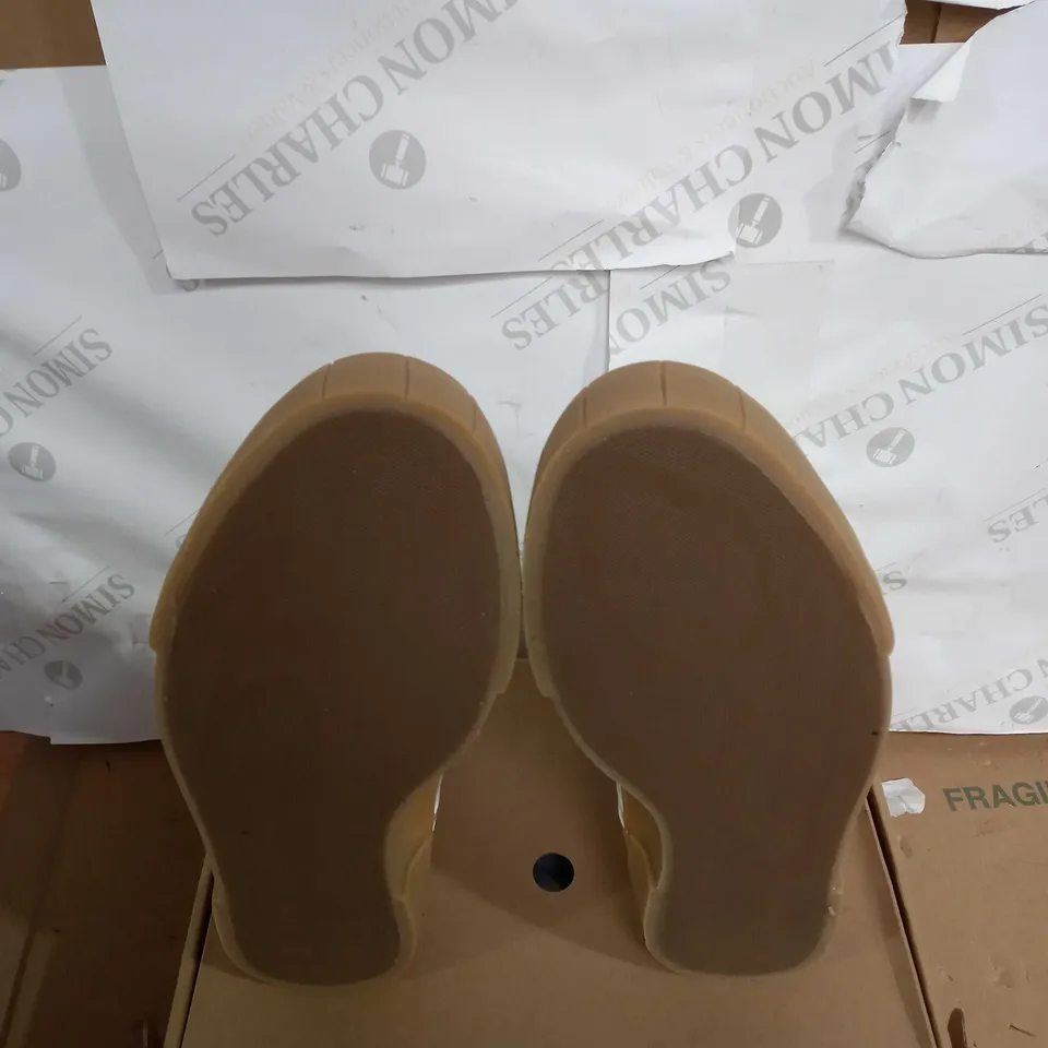 BOXED PAIR OF HIGH TOP CHUNKY SHOE SIZE 11