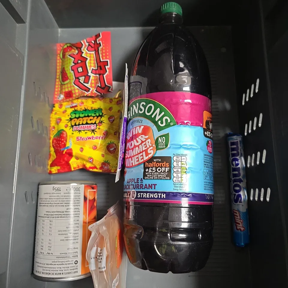 APPROXIMATELY 10 ASSORTED FOOD/DRINK PRODUCTS TO INCLUDE DRIP DRINK, PACT COFFEE, CHILLI HEAD SAUCE ETC 