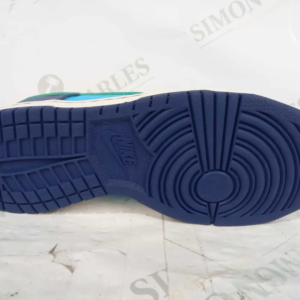 BOXED PAIR OF NIKE TRAINERS IN NAVY/BLUE/GREEN UK SIZE 5.5
