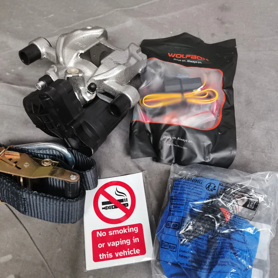 APPROXIMATELY 10 ASSORTED VEHICLE PARTS AND ACCESSORIES TO INCLUDE ANTI-FOG SPRAY, TOUCH UP PAINT, SOCKET TOOL ETC