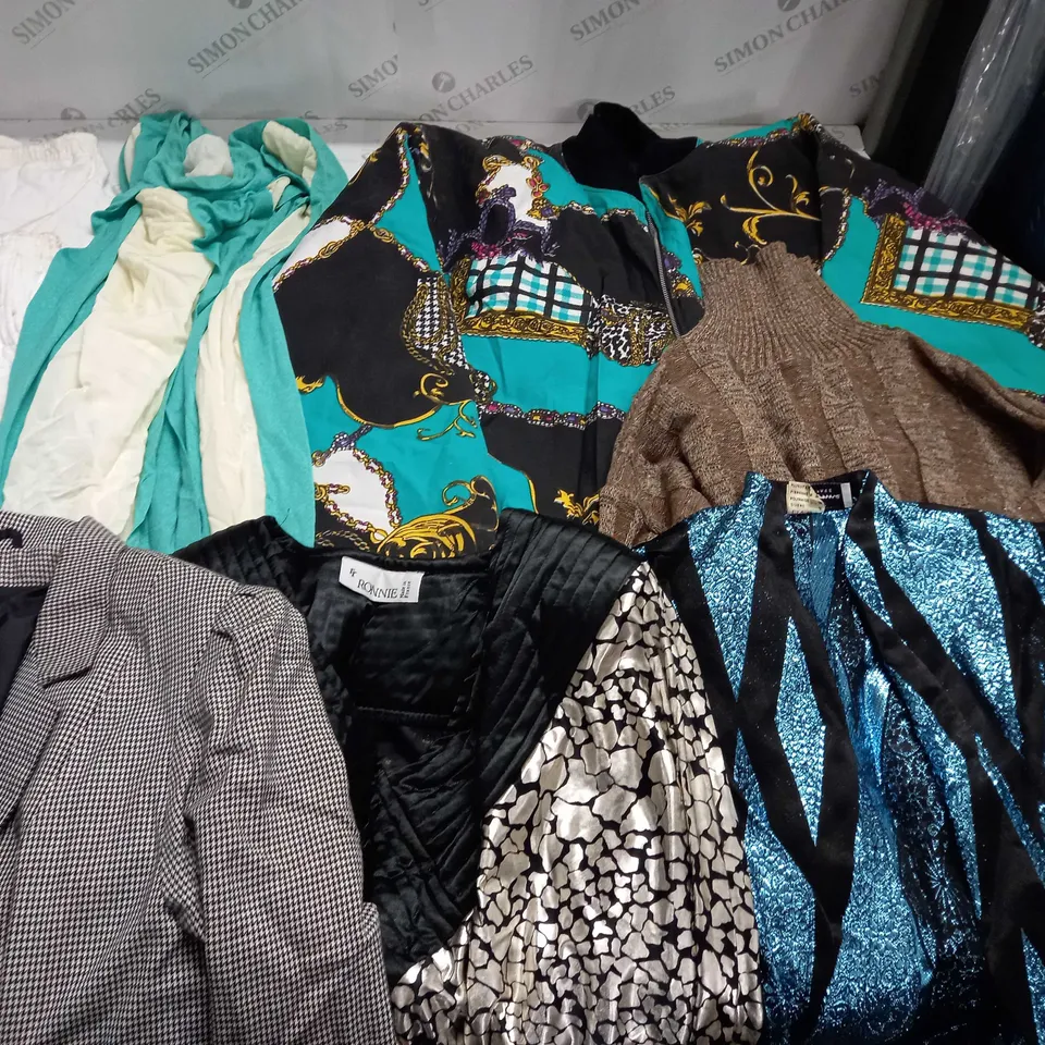 LARGE QUANTITY OF ASSORTED CLOTHING ITEMS - VARIOUS SIZES