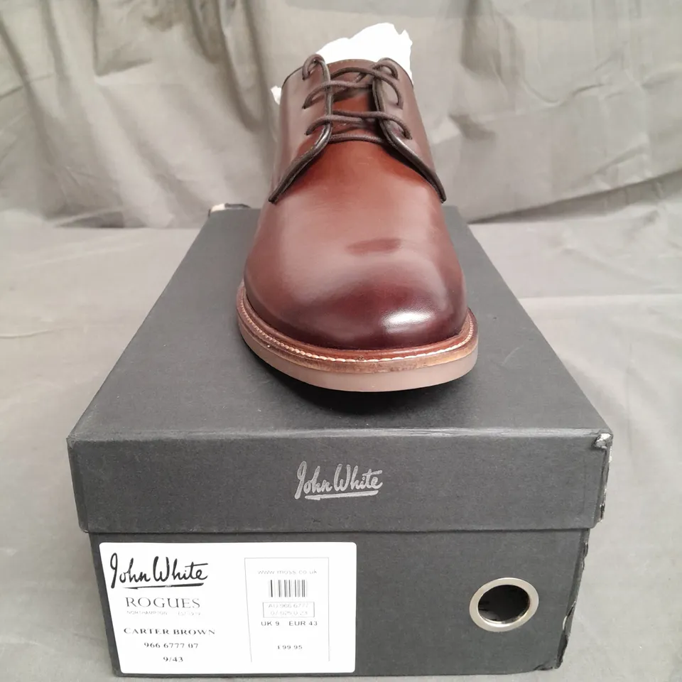 BOXED PAIR OF JOHN WHITE ROUGES SHOES SIZE 9