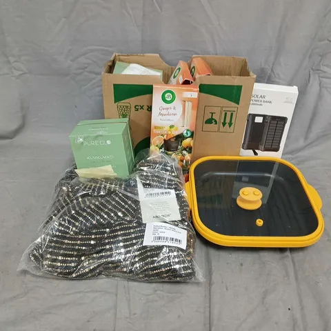 APPROXIMATELY 20 ASSORTED ITEMS TO INCLUDE SOLAR POWER BANK, AIRWICK REED DIFFUSER, ANAMOR SEQUIN SOFT JACKET, ETC - COLLECTION ONLY