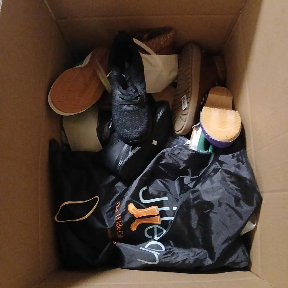 APPROXIMATELY 20 PAIRS OF ASSORTED FOOTWEAR
