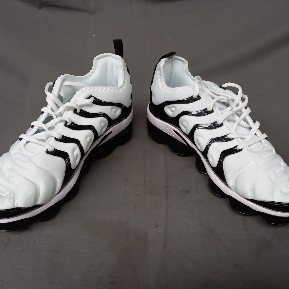 BOXED PAIR OF NIKE AIR MAX PLUS SHOES IN WHITE/BLACK UK SIZE 10