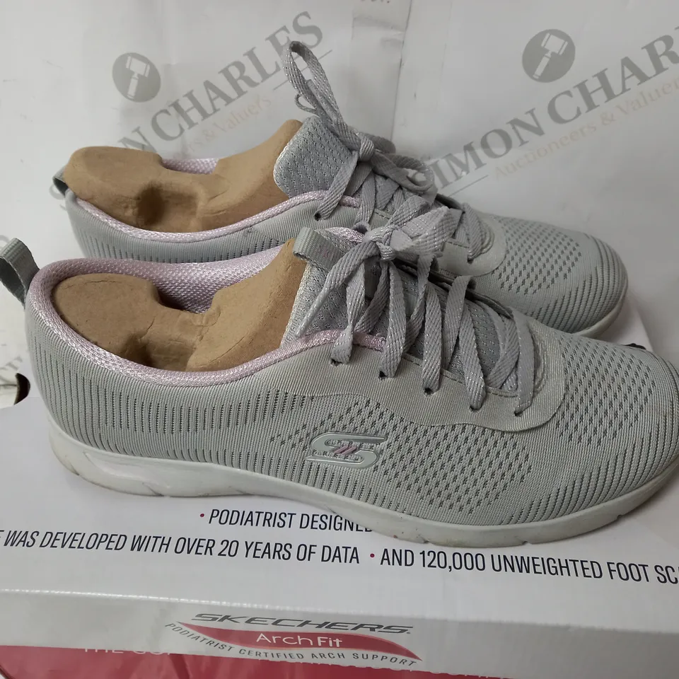 BOXED PAIR OF SKECHERS ARCH FIT TRAINERS IN GREY SIZE 7