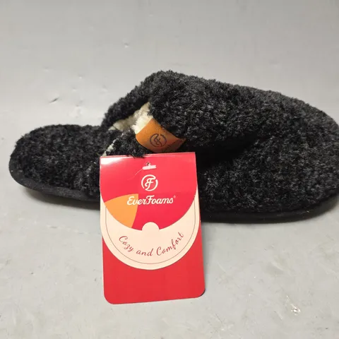 BOXED EVERFOAMS BLACK SLIPPERS - UK 9-10