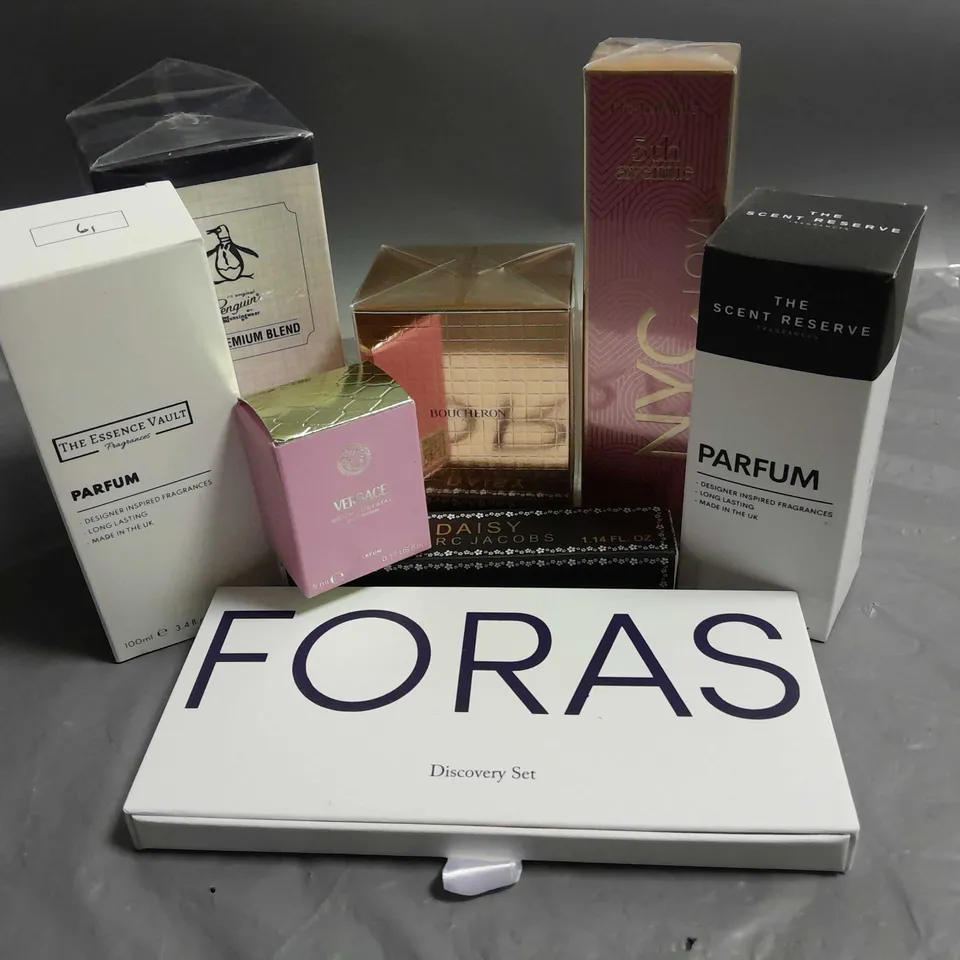 BOX OF APPROXIMATELY 8 ASSORTED BOXED FRAGRANCES TO INCLUDE - VERSACE BRIGHT CRYSTAL - DAISY MARC JACOBS TESTER - ELIZABETH ARDEN NYC LOVE - ETC