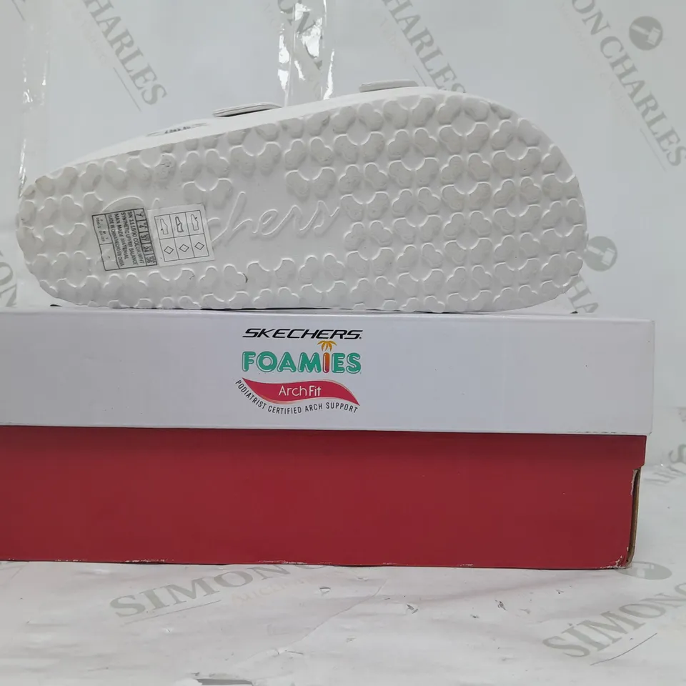 BOXED PAIR OF SKECHERS ARCH FIT FOAMIES SLIDE SANDALS IN WHITE SIZE 4